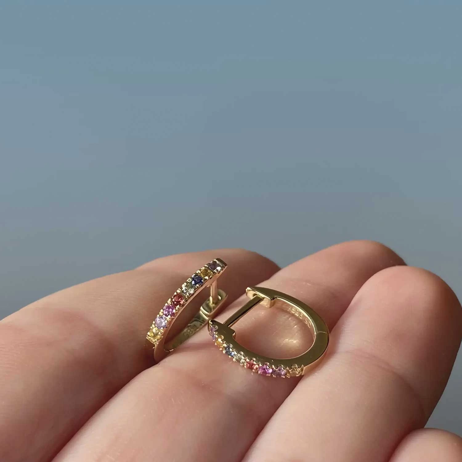 Scrouples - Dazzling Rainbow Safire Clip Creoler, 13 Mm - 14 Kt. Guld 4 Scrouples - Dazzling Rainbow Safire Clip Creoler, 13 Mm - 14 Kt. Guld - Billede 2