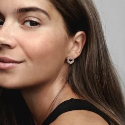 Pandora -Logo & Pavé ørestikker - Sølv Og Forgyldt Metalblanding -Gavefest 282780C01 modelbillede 1