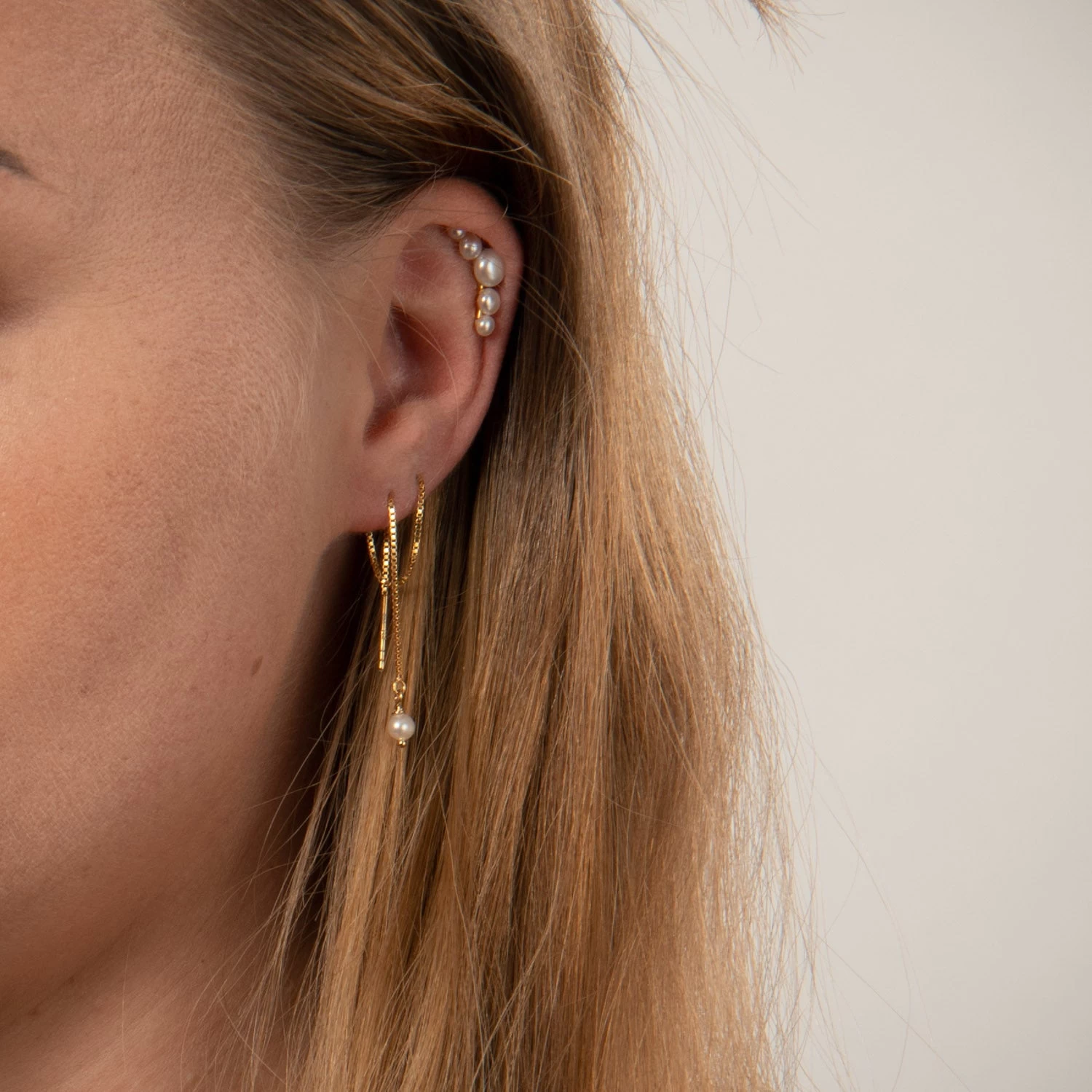 LuvaLu Jewellery - Pearly V ørestikker - Forgyldt Sølv 5 LuvaLu Jewellery - Pearly V ørestikker - Forgyldt Sølv - Billede 3