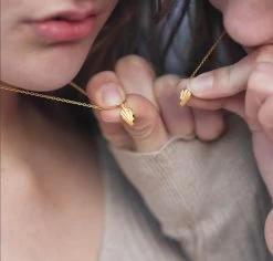 ByBiehl - Just Love Half, Knækhjerte Vedhæng - Forgyldt Sølv 12 ByBiehl - Just Love Half, Knækhjerte Vedhæng - Forgyldt Sølv -Gavefest 7 4502a GP 2