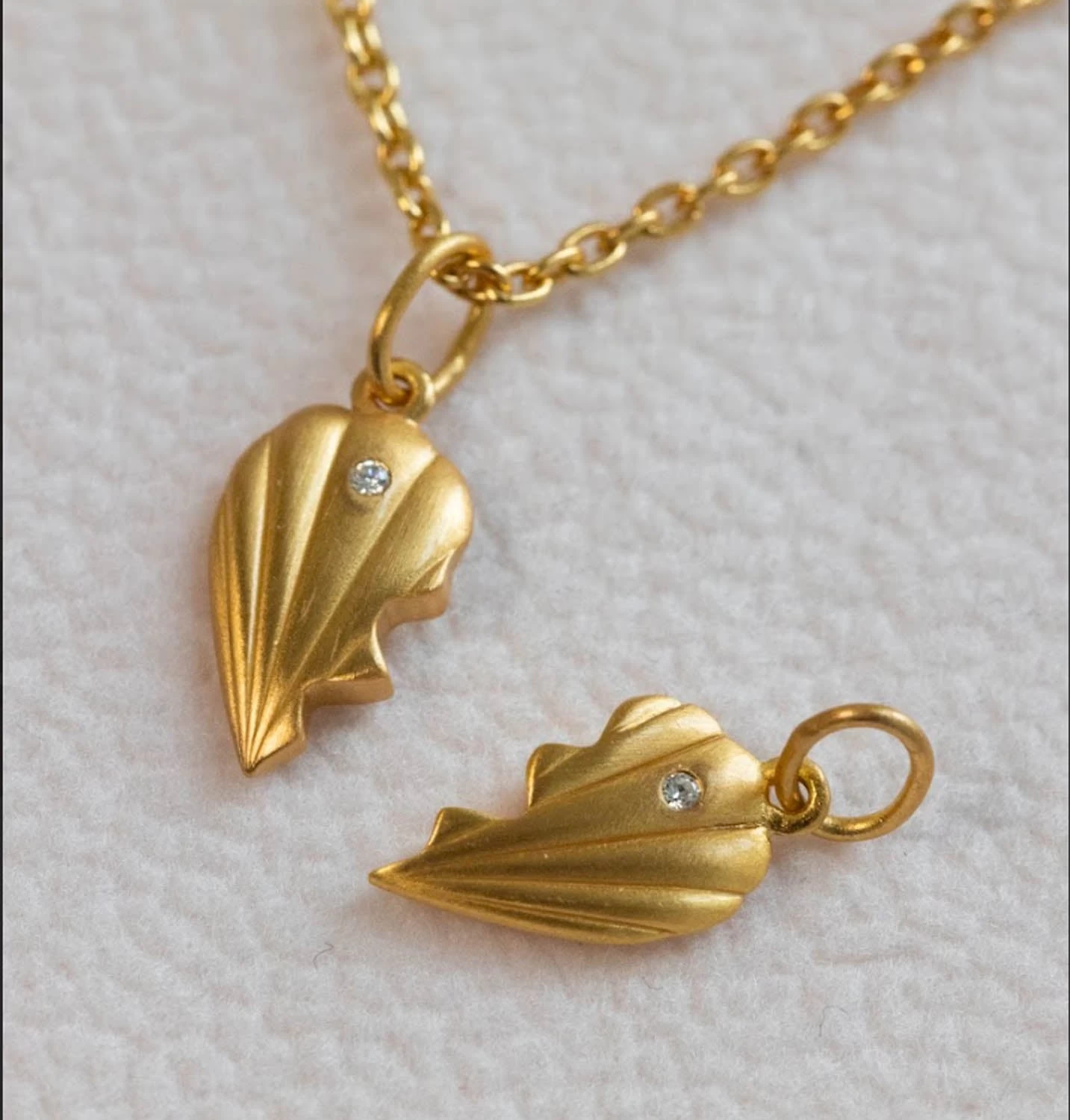 ByBiehl - Just Love Half, Knækhjerte Vedhæng - Forgyldt Sølv 8 ByBiehl - Just Love Half, Knækhjerte Vedhæng - Forgyldt Sølv - Billede 6