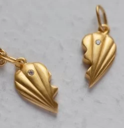 ByBiehl - Just Love Half, Knækhjerte Vedhæng - Forgyldt Sølv 15 ByBiehl - Just Love Half, Knækhjerte Vedhæng - Forgyldt Sølv -Gavefest 7 4502a GP 5